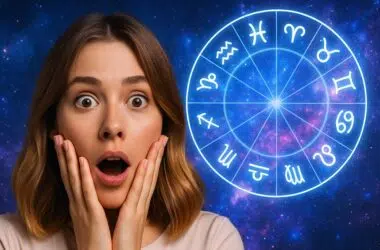 Femme surprise sous un ciel étoilé avec symboles astrologiques, ambiance mystique et saturation