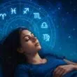 Illustration astrale d’une silhouette endormie sous un ciel étoilé, avec constellations brillantes et ambiance mystique saturée.