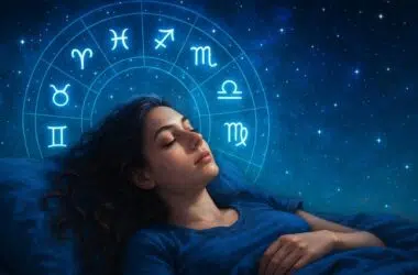 Illustration astrale d’une silhouette endormie sous un ciel étoilé, avec constellations brillantes et ambiance mystique saturée.