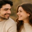 Un jeune couple complice en extérieur, symbole d’un amour sain et durable