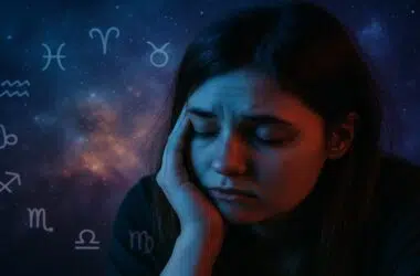 Une femme pensive sous un ciel étoilé, entourée de symboles astrologiques lumineux, illustrant la charge mentale et émotionnelle portée par certains signes du zodiaque.