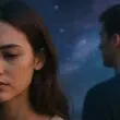 Femme triste face à un homme absent, dans une atmosphère nocturne et émotionnelle.