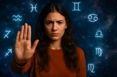 Une jeune femme au regard déterminé fait un geste de refus, sur fond d’un ciel étoilé et de constellations, illustrant le pouvoir de dire non dans une ambiance astrologique intense.