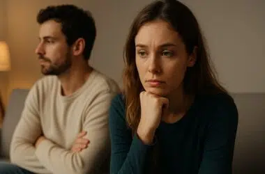 Jeune couple silencieux, assis l’un à côté de l’autre, illustrant le doute émotionnel entre amour véritable et simple attachement — une scène intime et introspective qui reflète les questionnements sur les sentiments profonds.